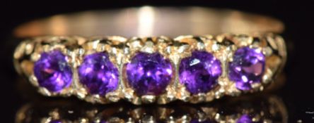 A 9ct gold ring set with five amethysts, 2.4g, size Q