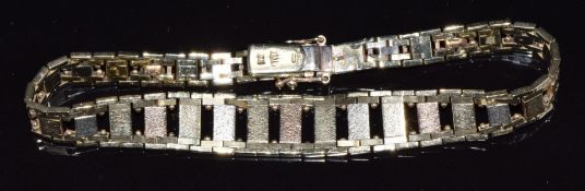 A 9ct gold tricoloured bracelet, 15.3g, 19cm long