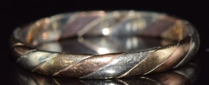 A 9ct gold tricoloured band 1.4g, size M
