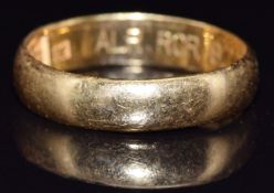 An 18ct gold wedding band / ring, 6.2g, size S