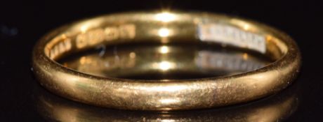 A 22ct gold wedding band / ring, 2.8g, size P
