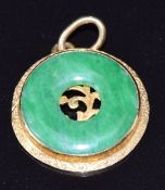 An 18ct gold pendant set with a jadeite disc, 2.2g, 1.5cm