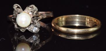 A 14k gold ring set with a pearl (1.6g, size K) and an 18ct gold wedding band / ring, 1.2g, size N