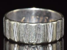 A 9ct white gold wedding band / ring with textured decoration, 4.3g, size N/O