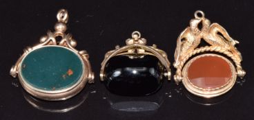 A 9ct gold swivel fob in the form of two doves set with agate, a 9ct rose gold swivel fob set with