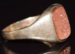 A 9ct gold signet ring set with sunstone, 3.8g, size U