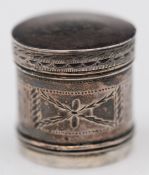 Georgian hallmarked silver nutmeg grater with pull off cap and bright cut decoration, Birmingham