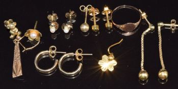 Two pairs of 9ct gold earrings (1.9g), a 9ct gold signet ring (0.4g), single 9ct gold earrings (2.