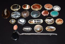 A collection of agate brooches including bloodstone, silver, Victorian, Arts & Crafts, yellow metal,