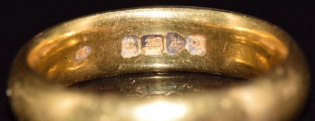 A 22ct gold wedding band / ring, Chester 1916, 9.4g, size S
