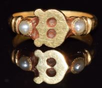 A yellow metal ring set with two pearls, 2g, size D