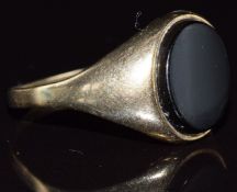 A 9ct gold ring set with onyx, 2.2g, size T