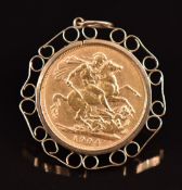 Edward VII 1904 gold full sovereign with Perth mint mark, in 9ct gold mount, 10g