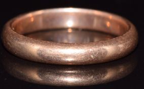 A 9ct rose gold wedding band / ring, 2.5g, size J