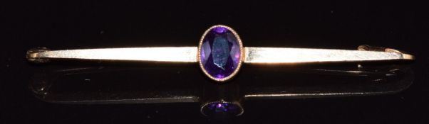 A 9ct gold brooch set with an amethyst, 2.6g, 5cm