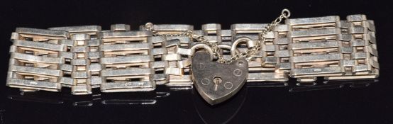 A 9ct gold gate bracelet with heart padlock, 19.7g, 19cm long