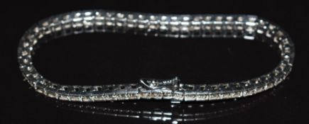 A 14k white gold tennis bracelet set with moissanite, 9g, 20cm long