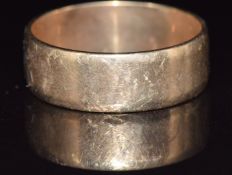 A 9ct gold wedding band / ring, 4.6g, size R