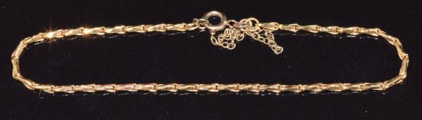 A yellow metal bracelet, 3.3g, 19cm long