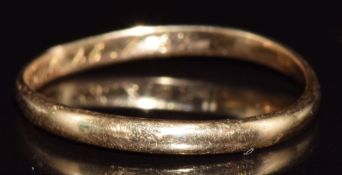 An 18ct gold wedding band / ring, 1.6g, size R