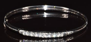 A 9k white gold bangle set with cubic zirconia, 4.9g, 6 x 4.8cm
