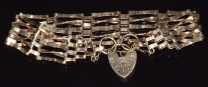 A 9ct gold gate bracelet with heart padlock clasp, 10.5g, 18cm