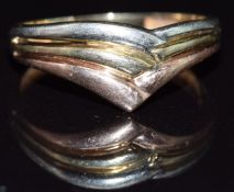 A 9ct gold tricoloured V ring, 2g, size N