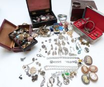 A collection of jewellery including rings, chains, vintage brooches, agate pendants, glass pendants,