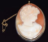 An 18ct gold brooch/ pendant set with a cameo, 11.2g, 3.2 x 4.7cm