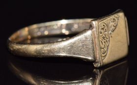 A 9ct gold singet ring with engraved foliate decoration, 2.5g, size W