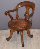 Early 20thC leather upholstered oak swivel office chair, H87cm
