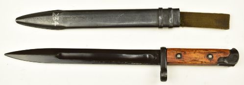 Russian 1940 pattern Tokarev (SVT) rifle bayonet stamped 5385 to wooden grips, with 24.5cm