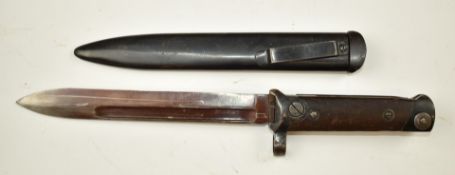 Italian 1938 pattern folding Mannlicher Carcano bayonet with 18cm fullered blade and scabbard,