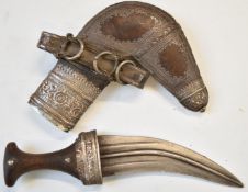 Middle Eastern Jambiya dagger with rhino horn or similar handle, 17.5cm curved blade, fine