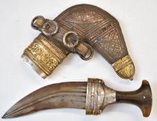 Middle Eastern Jambiya dagger with rhino horn or similar handle, 17cm curved blade, fine