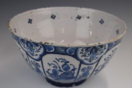 18thC Delft blue and white pedestal bowl, diameter 25cm x height 14cm