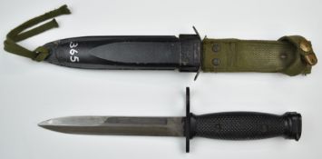 American M7 bayonet with 17cm blade, cross guard stamped C7 Nella, M8 scabbard and belt