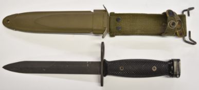 American M7 pattern bayonet with chequered grip, 17cm blade, scabbard and belt hook. PLEASE NOTE ALL