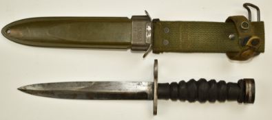 American M4 bayonet with 16cm blade, cross guard stamped US M4 Camillus, M8 scabbard and belt