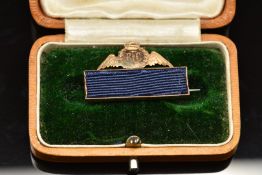 Royal Flying Corps 9ct gold sweetheart brooch, with mounted medal ribbon and box, 2.7g