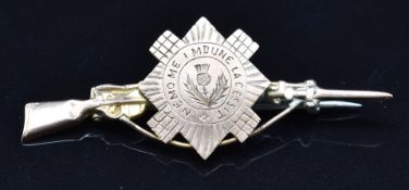 Scots Guards 9ct gold sweetheart brooch, 2.5g