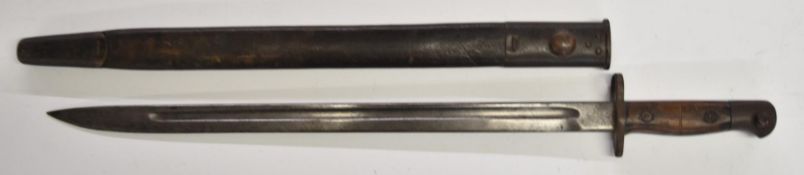 British WW1 1907 bayonet with wooden grips, clear stamps to ricasso, 43cm fullered blade and