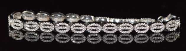 A 14k white gold bracelet set with cubic zirconia, 8g