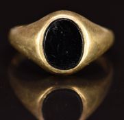 A 9ct gold signet ring set with onyx, 3g, size P