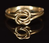 A 9ct gold ring in the form of a lover's knot, 1.7g, size O/N