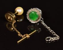 An 18k white gold tie pin set with jade (3.5g) and a 9ct gold tie pin set with a pearl, 1.6g