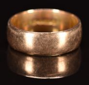 A 9ct rose gold wedding band / ring, Chester 1917, 8.0g, size W