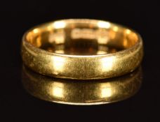 A 22ct gold wedding band / ring, 4.3g, size L