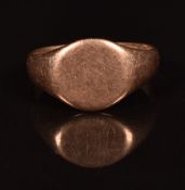 A 9ct rose gold signet ring, 4.7g (band has split)