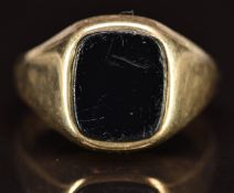 A 9ct gold signet ring set with onyx, 5.3, size S